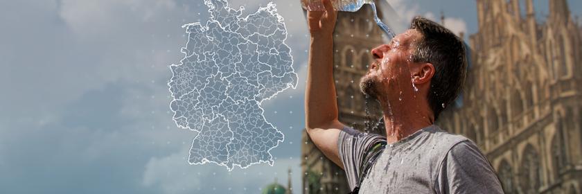 Mann schüttet sich Wasser über den Kopf.