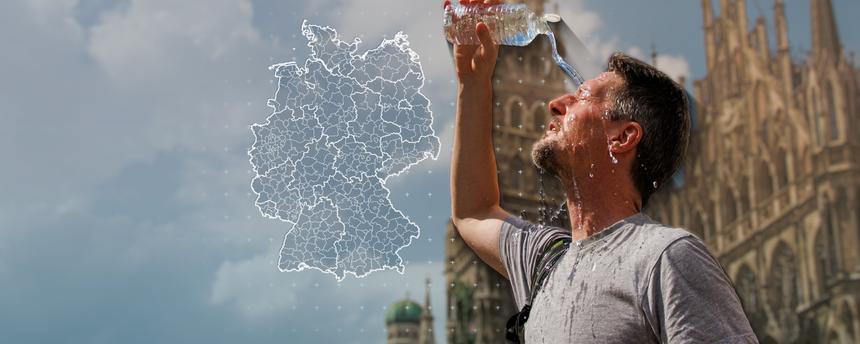 Mann schüttet sich Wasser über den Kopf.