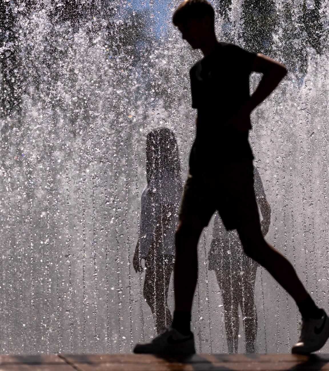 Die Installation in Form eines begehbaren Brunnens wird gern als Abkühlung bei sommerlichen Temperaturen genutzt.
