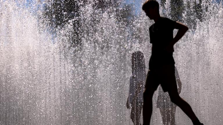 Die Installation in Form eines begehbaren Brunnens wird gern als Abkühlung bei sommerlichen Temperaturen genutzt.