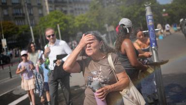 Frankreich, Paris: Touristen erfrischen sich an einem öffentlichen Trinkbrunnen in Paris