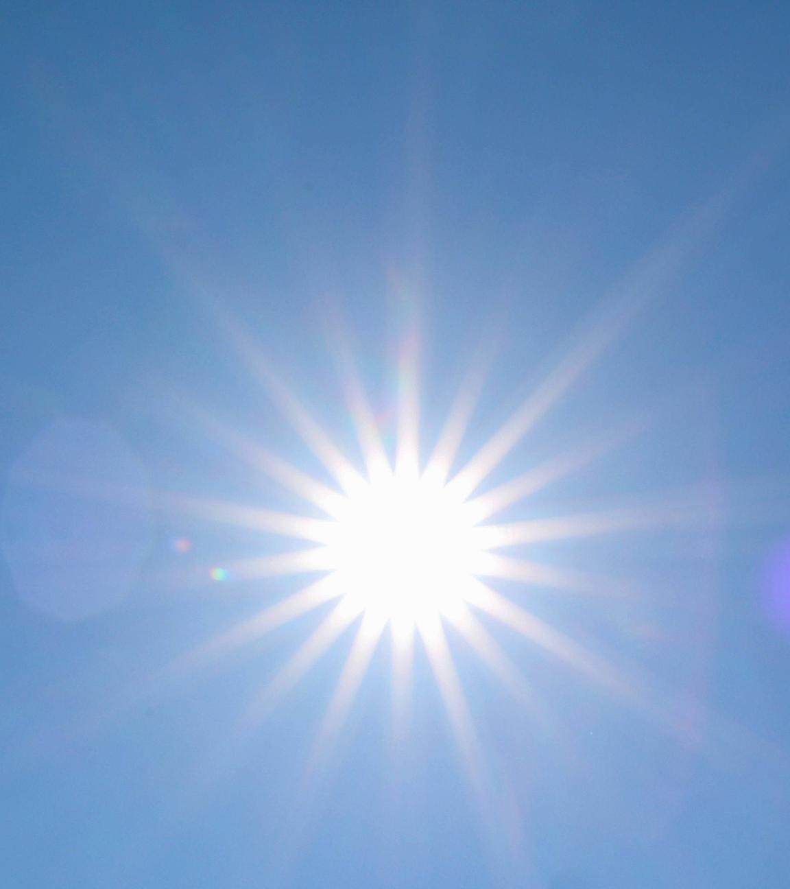 Endlich Sommer. Die Sonne strahlt vom blauen wolkenlosem Himmel wie hier ueber über Siegen. 