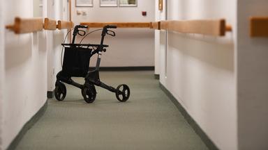 Ein Rollator steht in einem Gang in einem Altersheim.