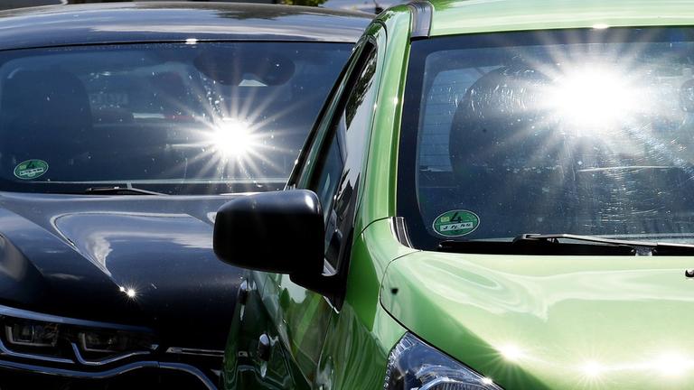 Die Sonne scheint auf parkende Autos