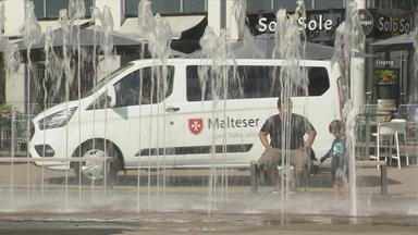 Brunnen mit Wasser im Sommer