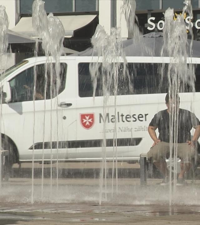 Brunnen mit Wasser im Sommer