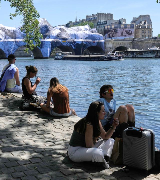 Menschen suchen Schutz vor der Hitze entlang der Seine in der französischen Hauptstadt Paris, aufgenommen am 25.05.2026