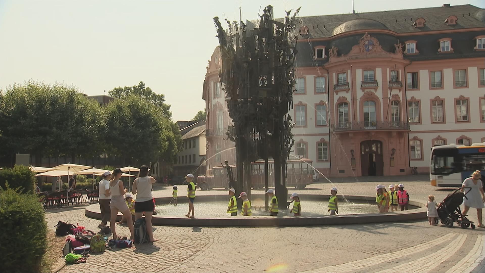 Kleine Kinder kühlen sich im Mainzer Frastnachtsbrunnen ab