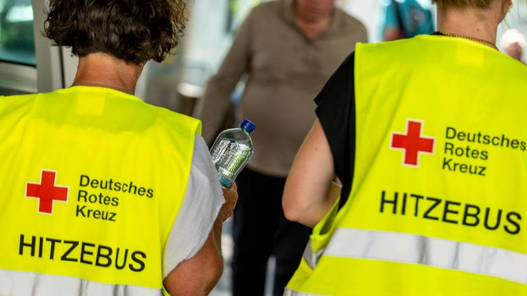 Mitarbeiterinnen eines DRK-Hitzebus verteilen Getränke am 26.06.2026 in Stuttgart, Baden-Württemberg.