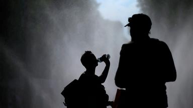 Archiv: Passanten erfrischen sich an Wasserfontaenen, die von der Stadt Koeln im Rahmen der Hitzeaktion  Cooling Cologne  auf dem Rudolfplatz ausgelegt wurden. 