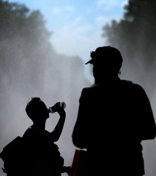 Archiv: Passanten erfrischen sich an Wasserfontaenen, die von der Stadt Koeln im Rahmen der Hitzeaktion  Cooling Cologne  auf dem Rudolfplatz ausgelegt wurden. 
