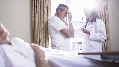 Eine Ärztin redet mit dem Angehörgigen im Krankenhaus
