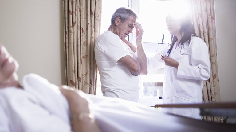 Eine Ärztin redet mit dem Angehörgigen im Krankenhaus