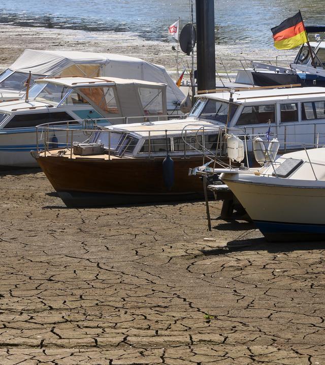 Boote im Sportboothafen in Koblenz-Ehrenbreitstein liegen auf dem Trockenen.