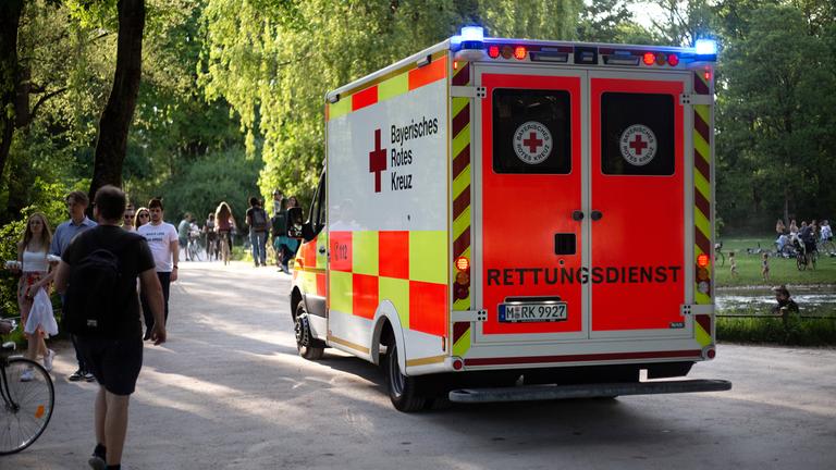 Rettungswagen an einem heißen Tag im Englischen Garten in München