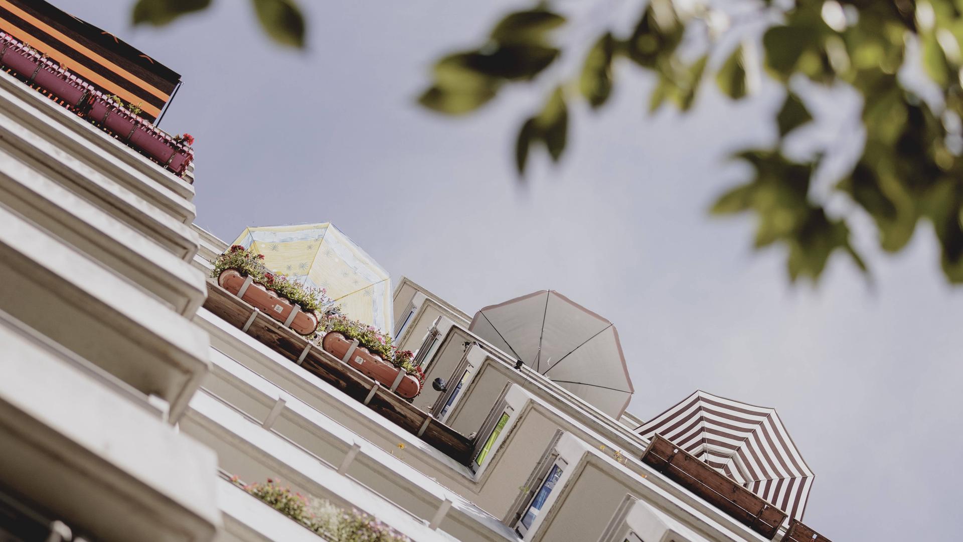 Sonnenschirme auf dem Balkon eines Plattenbaus, aufgenommen in Berlin, 07.08.2024. 