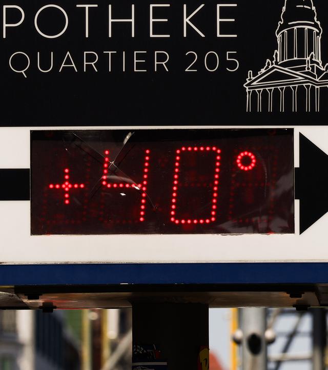 Berlin: Ein Thermometer neben einer Apotheke zeigt 40 Grad in Berlin Mitte an