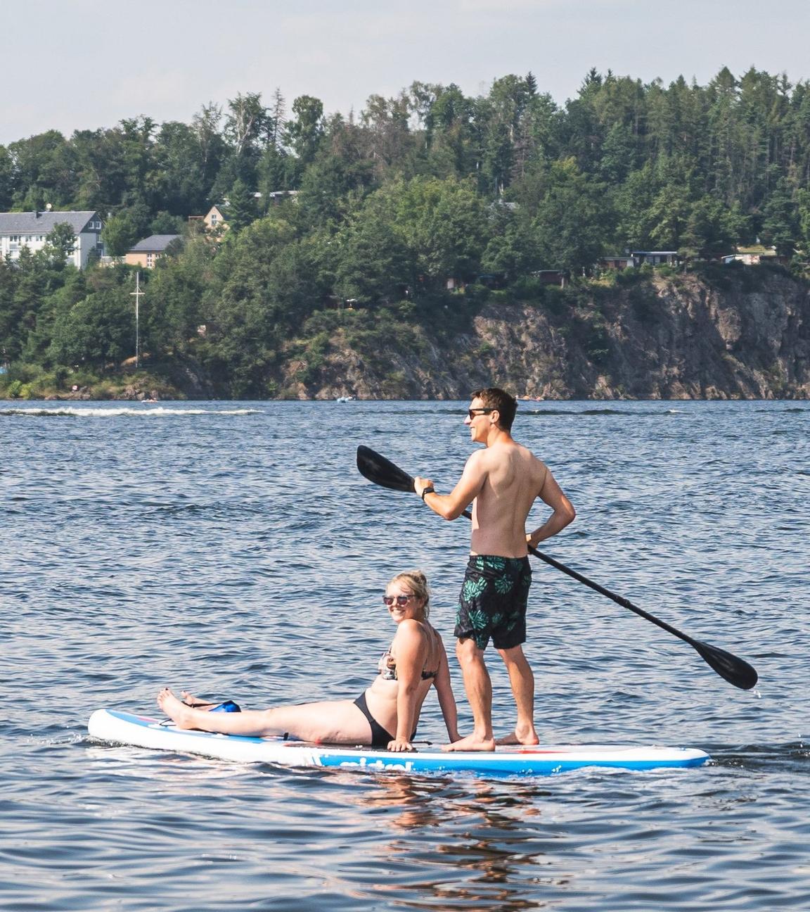 Thüringen, Saalburg: Menschen fahren mit dem Stand-Up Paddle (SUP) auf dem Bleilochstausee.