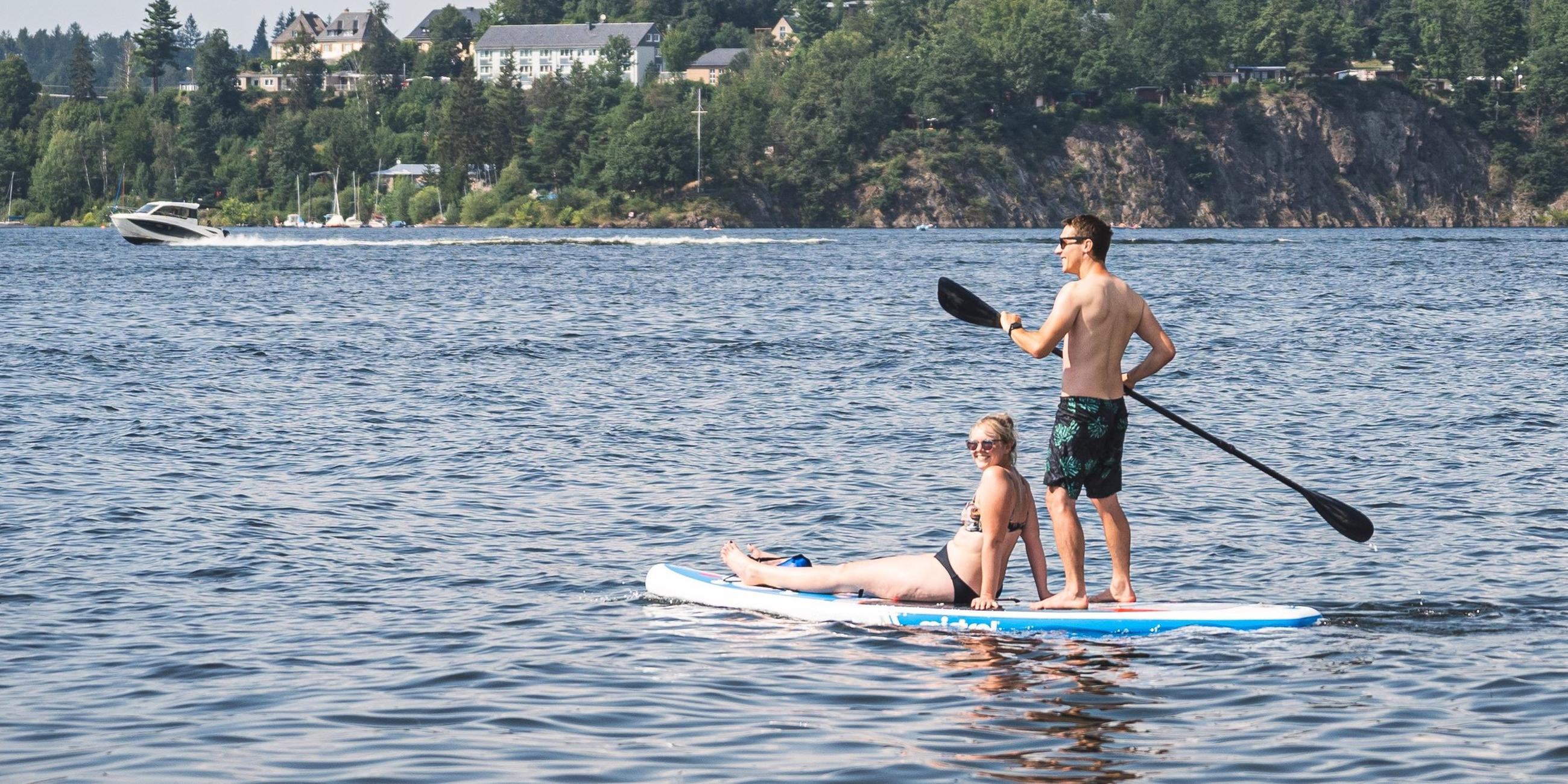 Thüringen, Saalburg: Menschen fahren mit dem Stand-Up Paddle (SUP) auf dem Bleilochstausee.