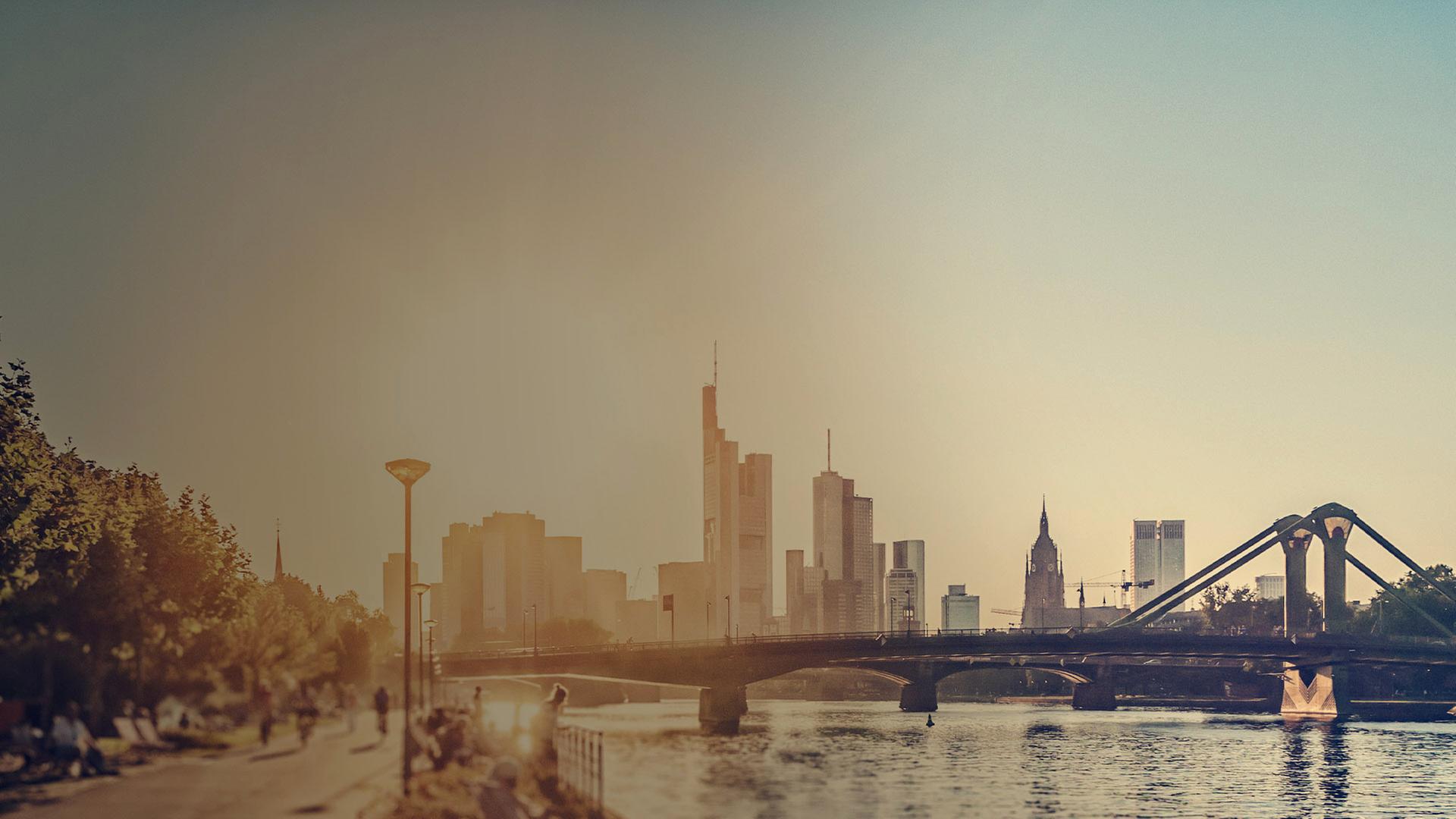 Das Mainufer in Frankfurt am Main bei Sonnenschein. 