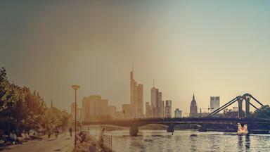 Das Mainufer in Frankfurt am Main bei Sonnenschein. 