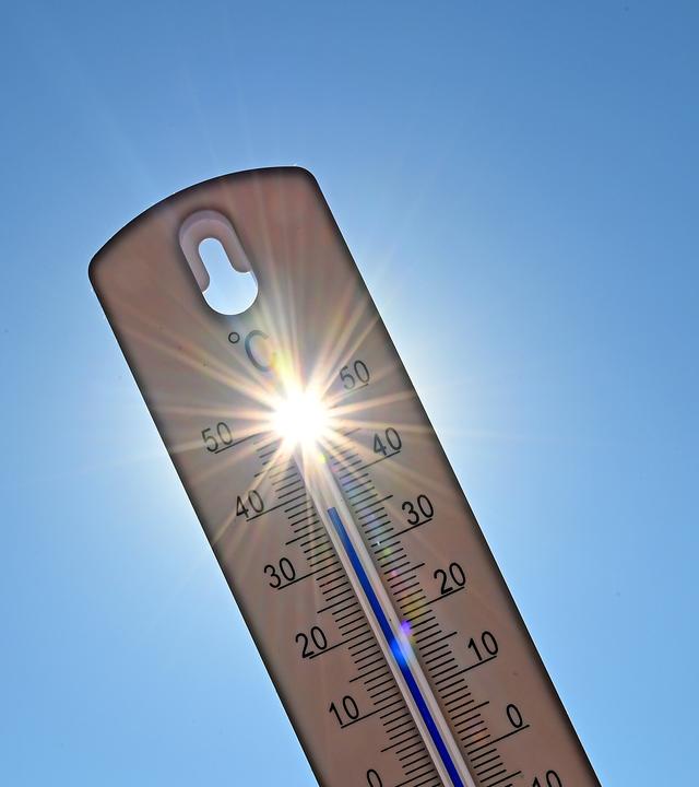 Ein Thermometer zeigt eine Temperatur in Richtung 40 Grad Celsius an.