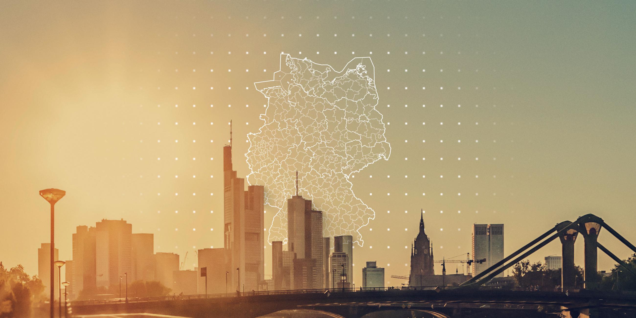 Frankfurt am Main an einem heißen Sommertag (Archivbild), darüber eine Karte mit den Landkreisen Deutschlands ohne Einfärbung der Warnstufe