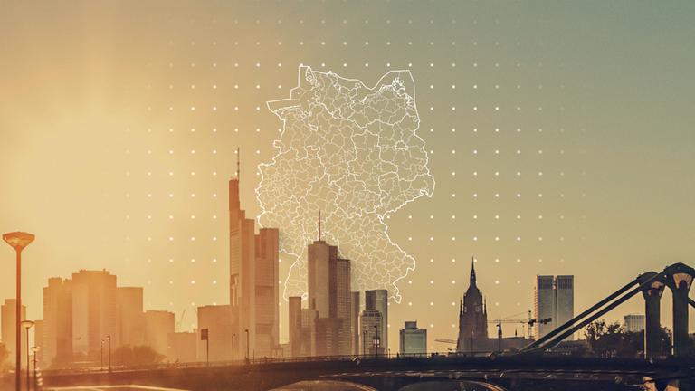 Frankfurt am Main an einem heißen Sommertag (Archivbild), darüber eine Karte mit den Landkreisen Deutschlands ohne Einfärbung der Warnstufe