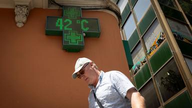 Ein Tourist geht am 20. Juni 2026 in Palma de Mallorca an einem Schild vorbei, auf dem 42 Grad Celsius angezeigt werden – am Vorabend des Beginns der ersten offiziellen Hitzewelle dieses Sommers. Spanien verzeichnete von Juni bis August mehr als 5.000 hitzebedingte Todesfälle, wie Daten eines Instituts für öffentliche Gesundheit am 31. August 2026 zeigten – ein Rekord seit Beginn der statistischen Erfassung im Jahr 2015.