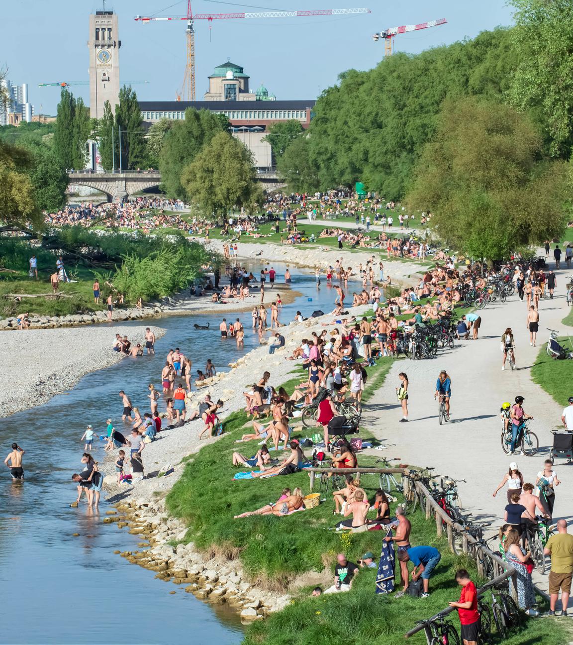 Badende in der Isar am 02.05.2025 in München.