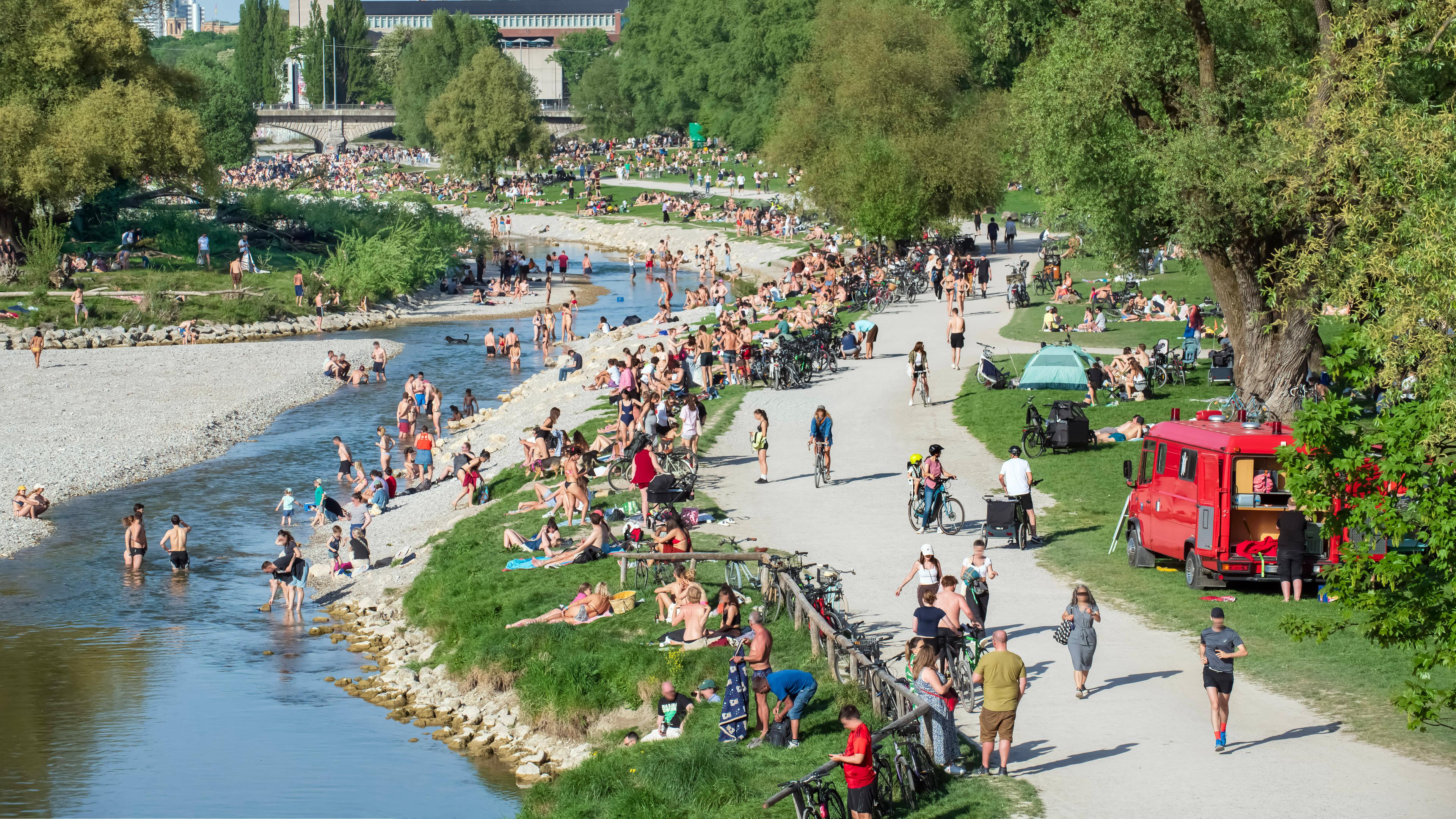 Badende in der Isar am 02.05.2025 in München.