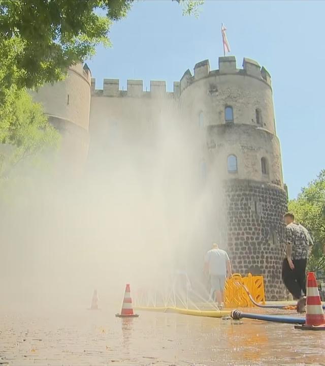 Wassersprenger in der Stadt zur Abkühlung