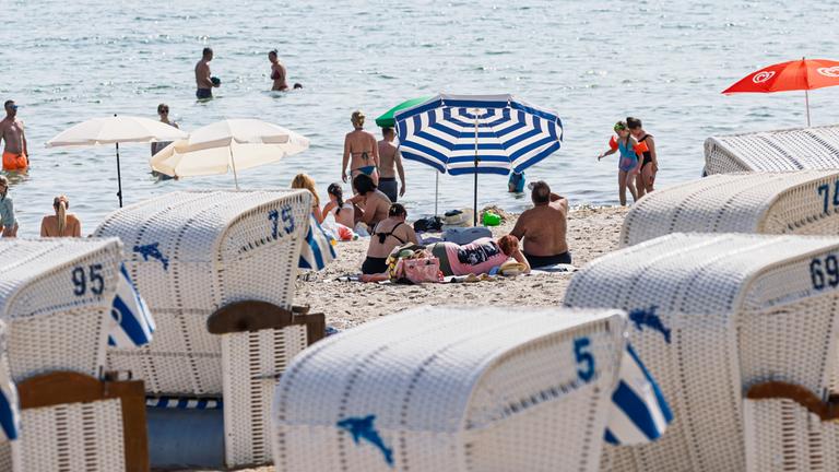 Viele Menschen sind am Ostseestrand der Gemeinde Timmendorfer Strand zu sehen.