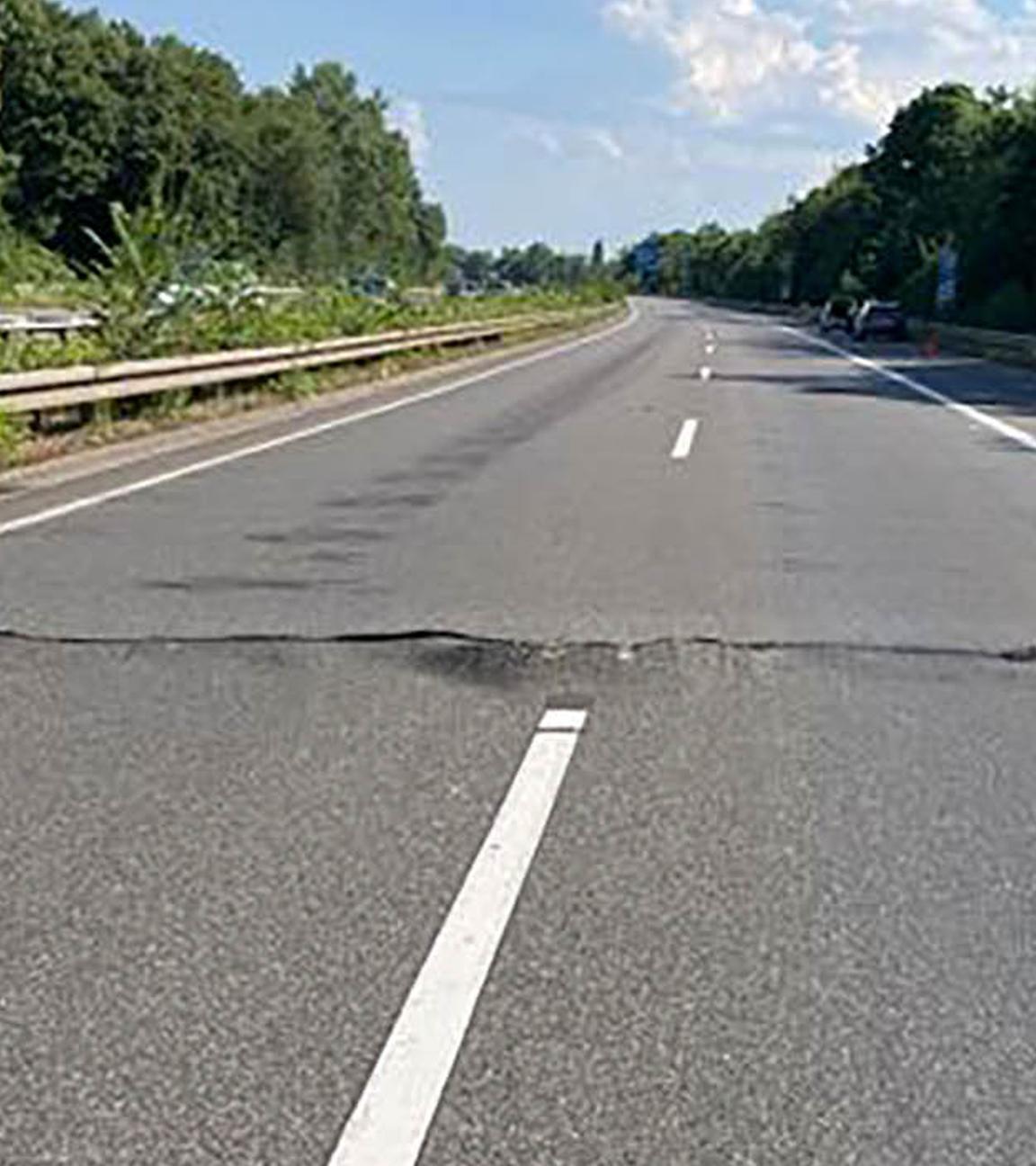Auf der Autobahn 5 zwischen Zwingenberg und Bensheim, in Fahrtrichtung Süden, hat sich die Fahrbahndecke gehoben. 