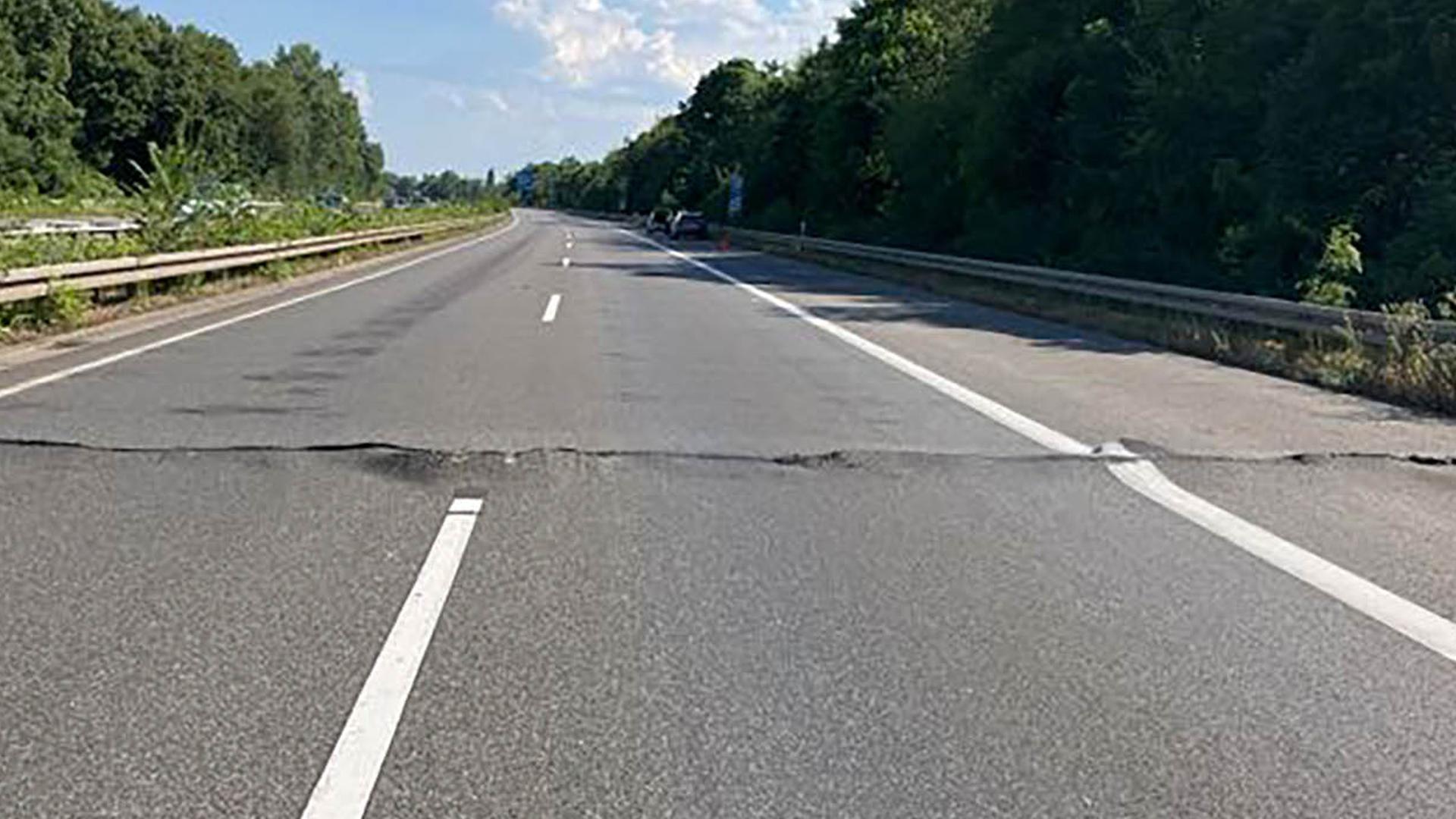 Auf der Autobahn 5 zwischen Zwingenberg und Bensheim, in Fahrtrichtung Süden, hat sich die Fahrbahndecke gehoben. 