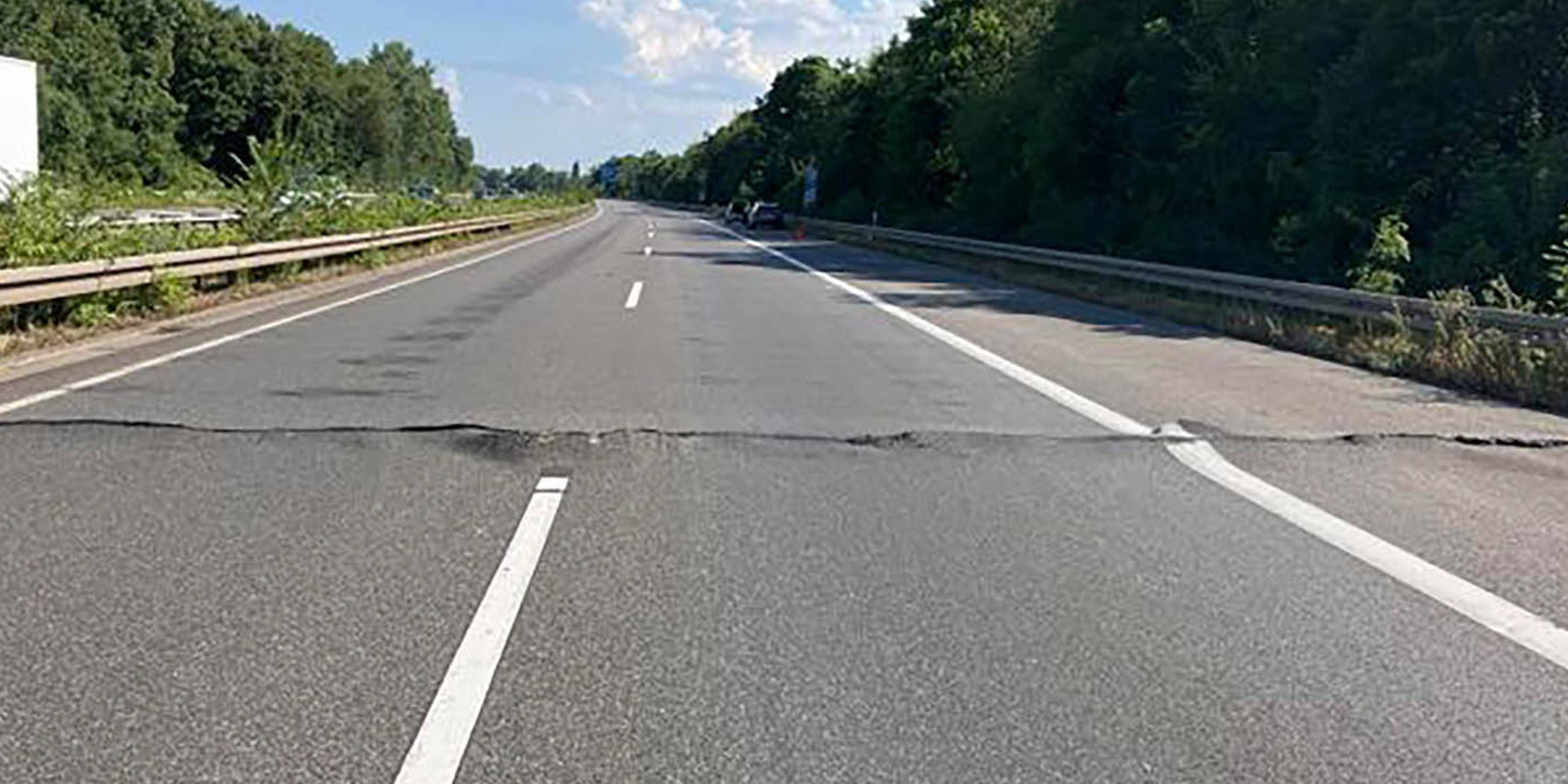 Auf der Autobahn 5 zwischen Zwingenberg und Bensheim, in Fahrtrichtung Süden, hat sich die Fahrbahndecke gehoben. 