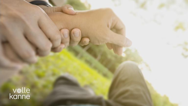 POV Ohnmächtige Person in der Sonne. Andere Hände fühlen Puls.