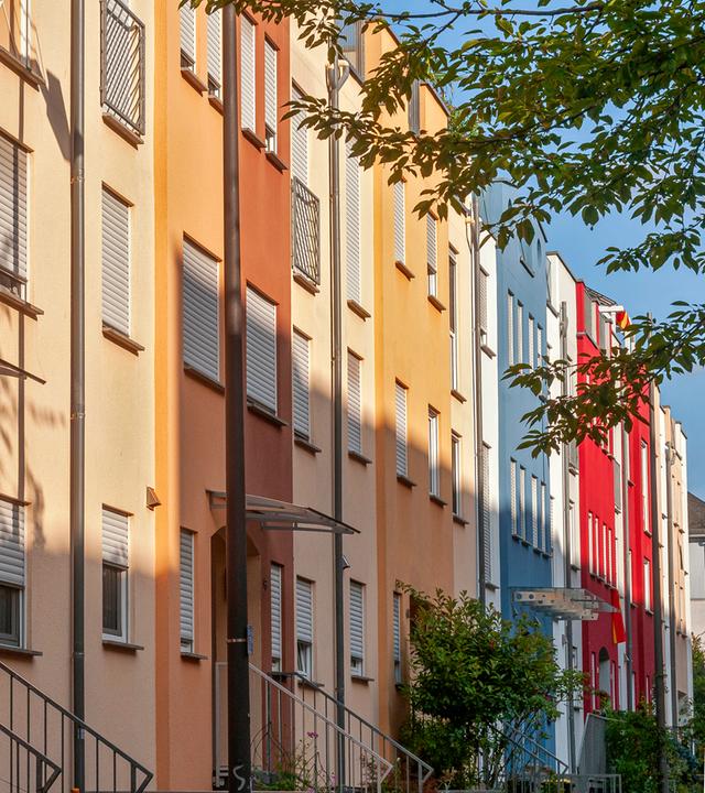 Eine bunte Häuserreihe im Franfurter Abendlicht.