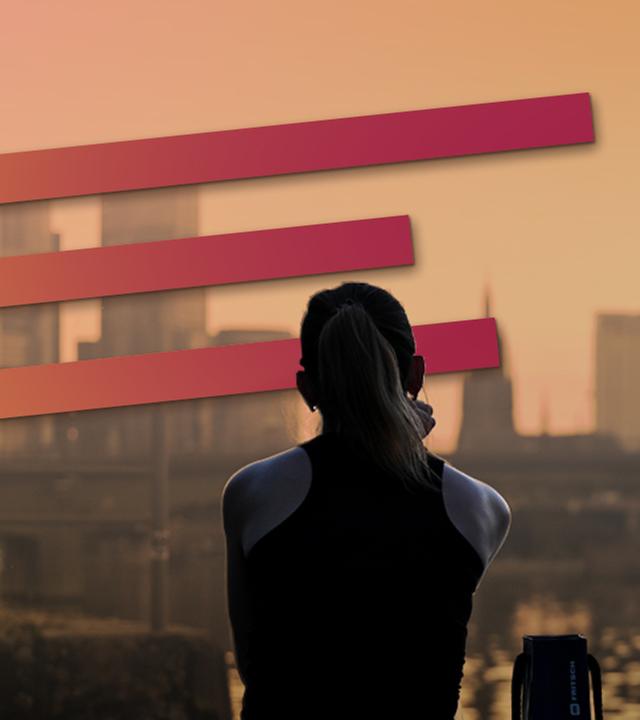 Zwei Personen sitzen am Fluss und blicken im Sonnenuntergang im Sommer auf die Stadt. Darüber eine angedeutete Balkengrafik.
