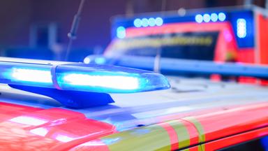 ARCHIV - 03.02.2025, Niedersachsen, Hannover: Blaulichter leuchten an einer Einsatzstelle auf einem Notarzt Fahrzeug und einem Rettungswagen (Symbolbild).