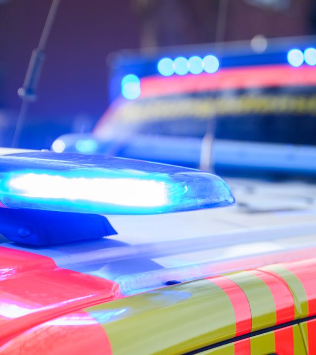 ARCHIV - 03.02.2025, Niedersachsen, Hannover: Blaulichter leuchten an einer Einsatzstelle auf einem Notarzt Fahrzeug und einem Rettungswagen (Symbolbild).