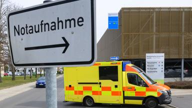 Ein Krankenwagen fährt in die Notaufnahme