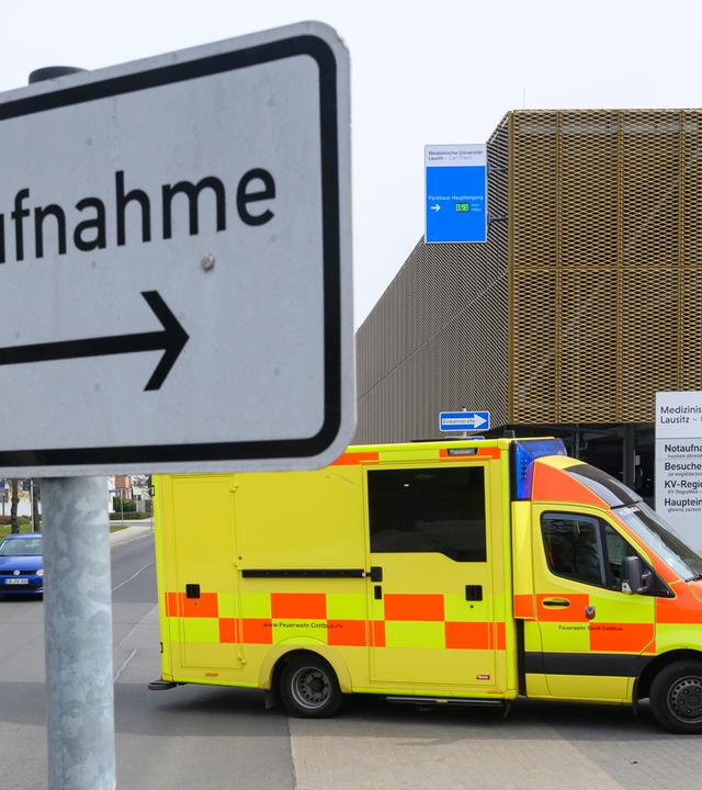 Ein Krankenwagen fährt in die Notaufnahme