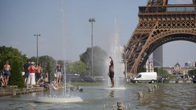 Menschen kühlen sich am Mittwoch, dem 24. Juni 2026, während einer Hitzewelle in Paris am Trocadéro-Brunnen in der Nähe des Eiffelturms ab.