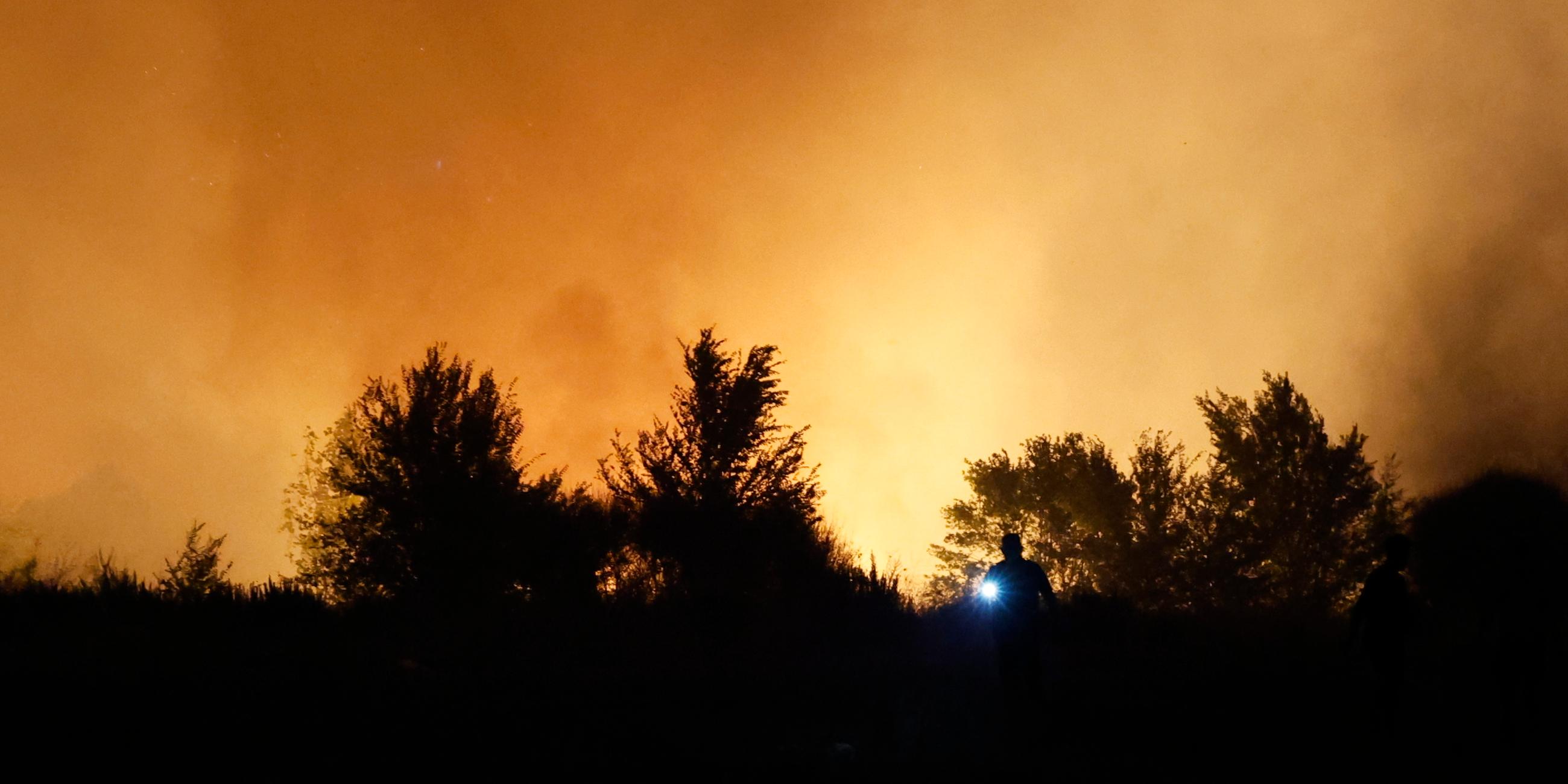 Eine Landschaft in Spanien bei Dunkelheit, welche durch die Waldbrände mit Rauch durchzogen ist