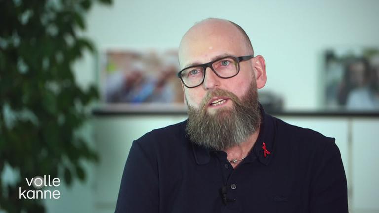 HIV-Patient Marc Franke aus Düsseldorf im Gespräch mit seinem Arzt