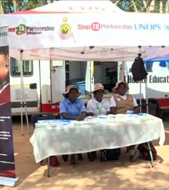 Ein Stand in Simbabwe ist zusehen, bei dem über HIV und Aids beraten wird und Behandlungsmöglichkeiten angeboten werden.