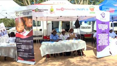Ein Stand in Simbabwe ist zusehen, bei dem über HIV und Aids beraten wird und Behandlungsmöglichkeiten angeboten werden.