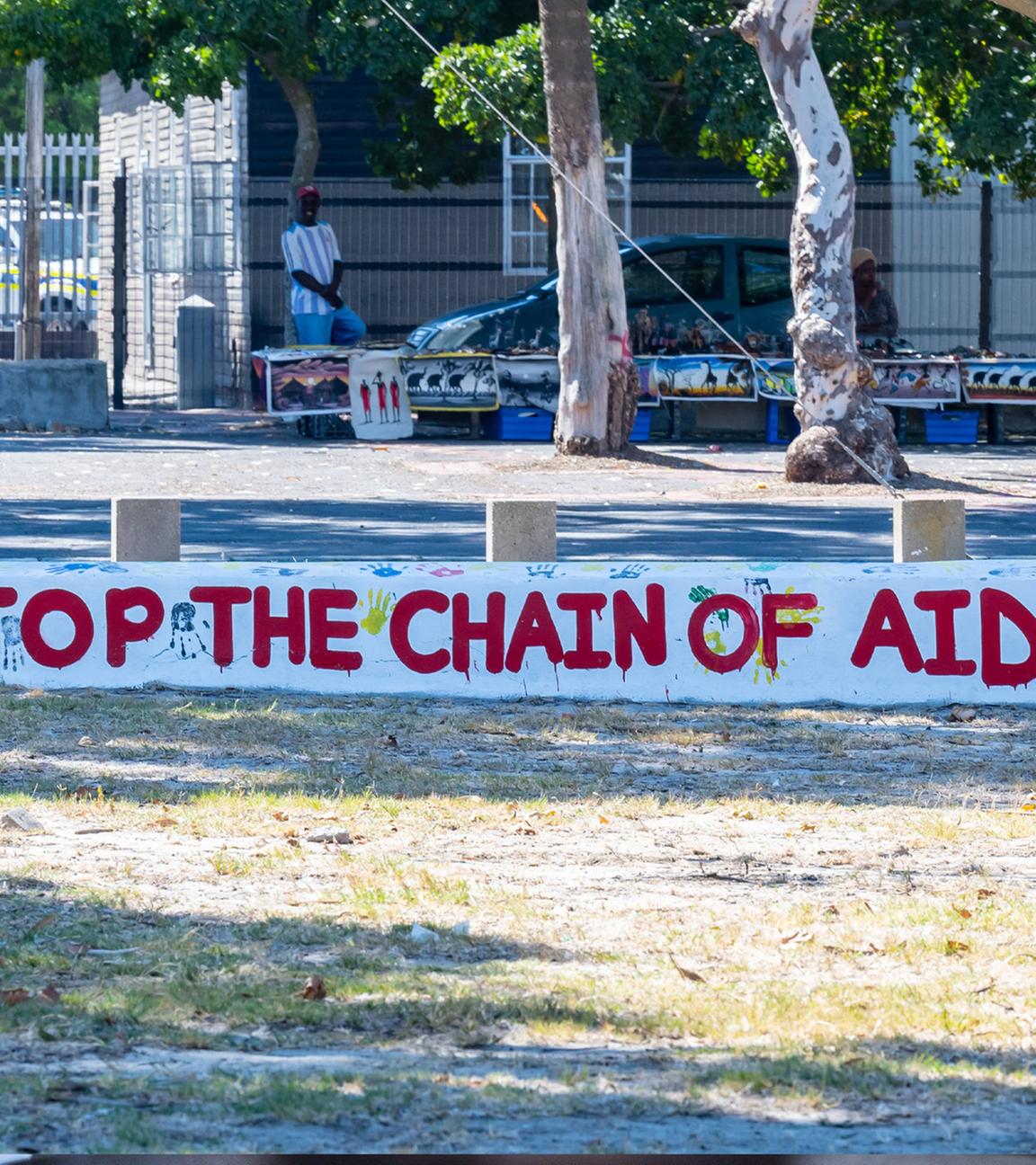 Auf einer Mauer im Siedlungsgebiet Langa bei Kapstadt steht "stop the chain of aids". (Archiv)
