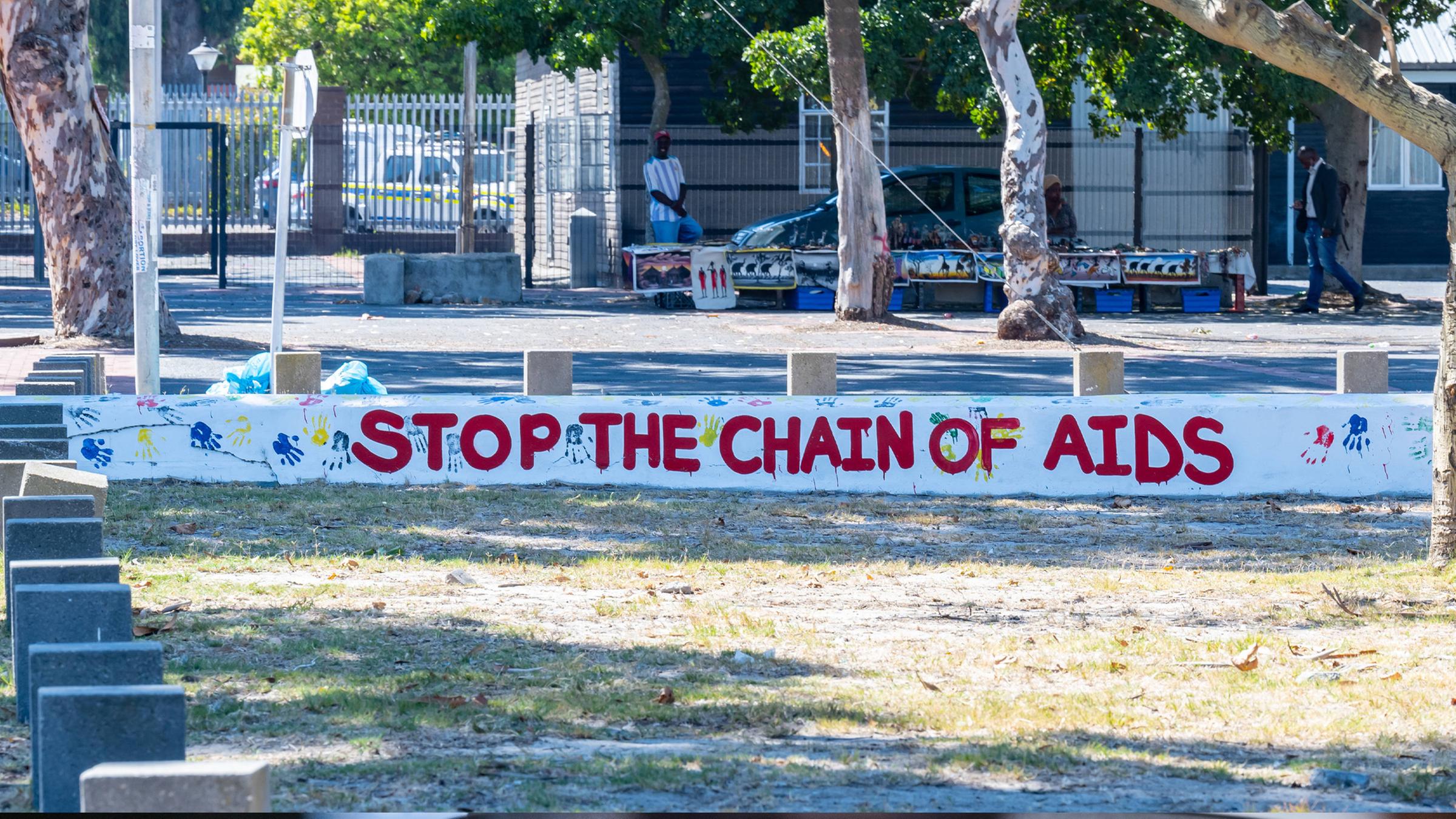 Auf einer Mauer im Siedlungsgebiet Langa bei Kapstadt steht "stop the chain of aids". (Archiv)